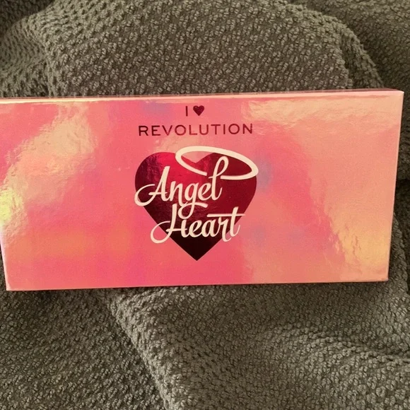 I Love Revolution Angel Heart Eye Shadow Pallet - Picture 2 of 6